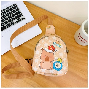 Détail du sac de poitrine beige pour enfants avec motif d'ours et sangle marron réglable