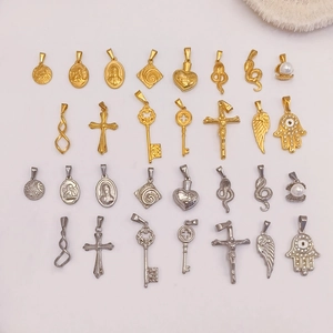 Ciondolo in Acciaio Inossidabile Placcato Oro 18K per Donne Uomini Croce Cupido Cuore Chiave Serpente Ala Mano di Fatima Ritratto Gioielli