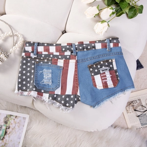 Dettaglio di pantaloncini in denim sfrangiati con motivo patriottico a stelle e strisce USA
