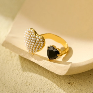 Adjustable gold titanium steel ring with heart-shaped pearl and black heart gemstone