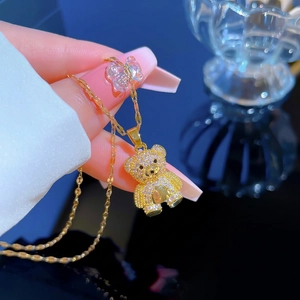 Luxueux collier en acier titane doré avec pendentif ours orné de zircons étincelants