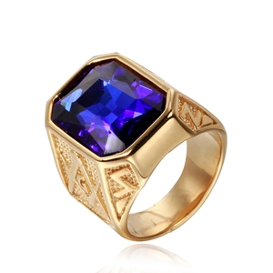 Dettaglio macro dell'anello massonico dorato con una grande pietra blu a taglio quadro