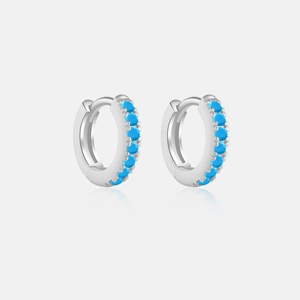 Dettaglio di orecchini a cerchio in argento 925 con pavé di zirconi blu lucidi