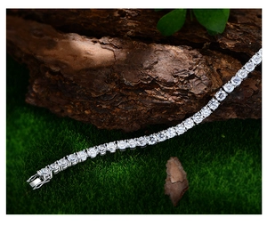 Nahaufnahme von 925er Silber Tennisarmband mit 5mm Zirkonia auf Moos und Holz Hintergrund