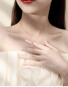 Dettaglio della collana in argento S925 oro rosa con diamante moissanite danzante su modella