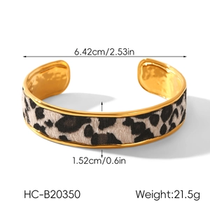 Détail du bracelet rigide léopard en or 18 carats avec dimensions et poids affichés