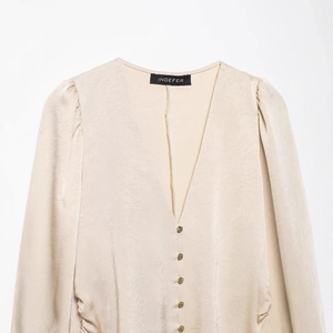 Blouse élégante en satin champagne à col en V avec motif jacquard et manches bouffantes