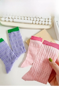 Détails de chaussettes en maille respirante bicolore en coton violet et rose doux