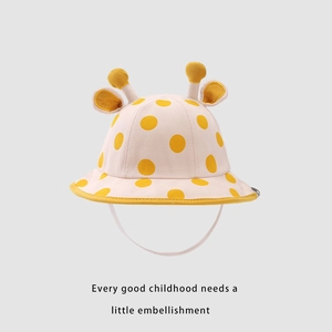 Dettaglio cappello bimbo a giraffa con pois gialli e cinturino regolabile