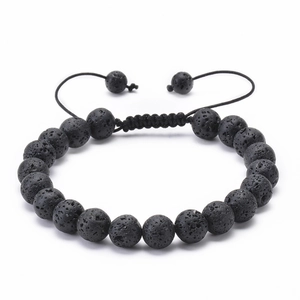 Detail eines verstellbaren schwarzen Lavastein-Armbands mit handgefertigter Flechtkordel