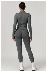 Vue arrière d'un ensemble de sport côtelé sans couture avec legging et haut à passe-pouce