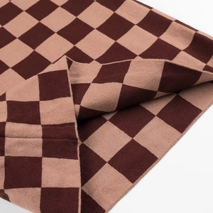Ensemble en tricot à damier marron et beige avec haut sans manches et jupe trapèze évasée