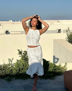 Détail de la texture en maille crochetée blanche sur le haut sans manches et la jupe