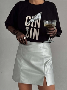 T-shirt noir femme avec imprimé CIN CIN et jupe en cuir argenté avec fente latérale