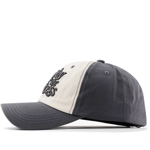 Détail d'une casquette de baseball en coton délavé avec broderie 3D Play the Ness