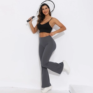 Detailansicht der hoch taillierten Yoga-Schlaghose und Sport-BH für Fitness