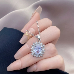 Détail du collier pendentif tournesol en argent avec un grand zircon violet ovale