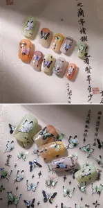 Détail macro d'autocollants pour ongles papillon aquarelle avec paillettes sur papier d'art
