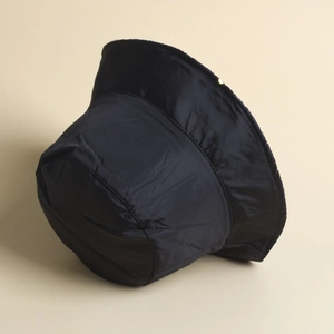 Dettaglio di un cappello da pescatore nero trapuntato con texture in nylon e cuciture