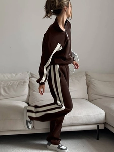 Ensemble de survêtement marron pour femme avec rayures blanches et veste zippée
