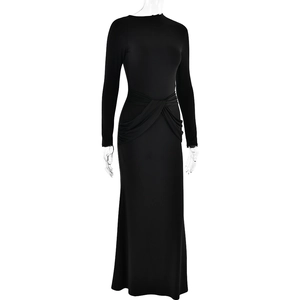 Détail des plis élégants à la taille et de la maille douce de cette robe longue noire