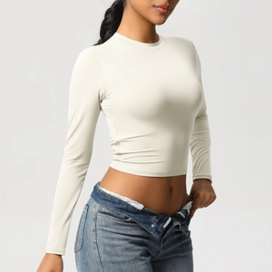 Vue détaillée du crop top de yoga à manches longues ajusté en tissu élastique respirant