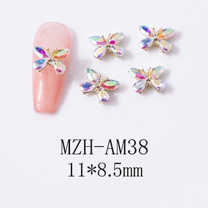 Vue macro d'un charm à ongles papillon en cristal aurora 11x8,5mm avec base dorée