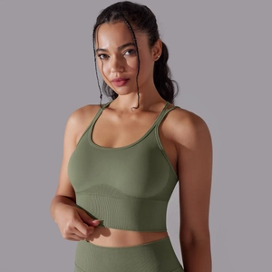 Détail du tissu côtelé sans couture du soutien-gorge de sport vert olive à bretelles