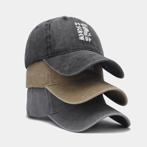 Gewaschene Vintage-Baseballkappen in Grau und Khaki mit Thermotransferdruck-Motiv