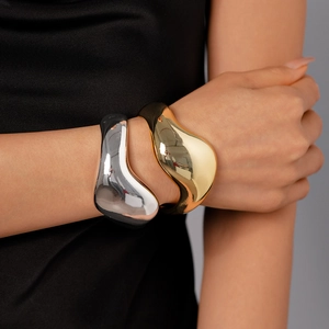 Unregelmäßiges Geometrisches Offenes Armband Polierte Legierung Metall Organische Fließende Flüssige Textur Minimalistische Mode Für Damen