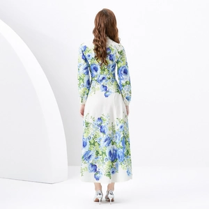 Rückansicht eines langärmeligen floralen Maxikleides mit hoher Taille und Rosendruck
