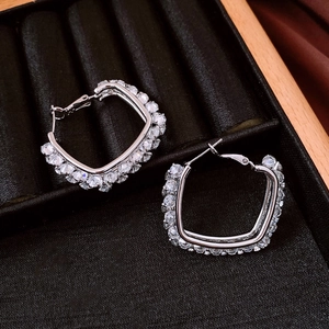 Nahaufnahme eleganter quadratischer Creolen mit 18 Karat Vergoldung und Zirkoniasteinen