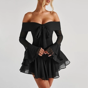 Détail d'une robe noire à épaules dénudées avec un grand nœud et des manches évasées
