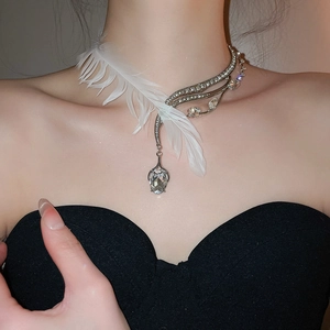 Détail du collier à plumes en cristal avec pendentif goutte d'eau étincelant