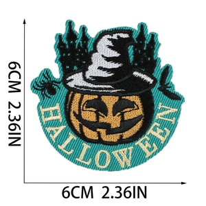 Dettaglio della toppa ricamata zucca di Halloween con scala di misurazione di 6cm