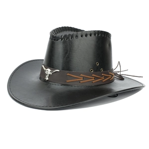 Detail eines schwarzen Leder Cowboyhuts mit silbernem Stierkopf und geflochtenem Band