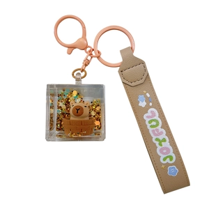 Simpatico portachiavi capibara con cubo glitterato d'olio e cinturino in pelle rosa