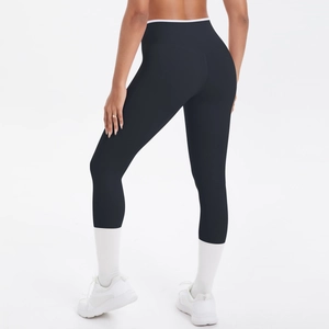 Vue arrière du legging de yoga noir taille haute avec détail de taille blanche contrastée