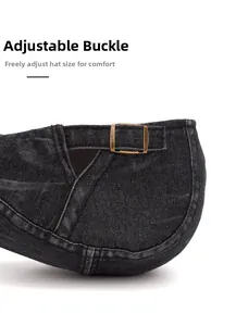 Dettaglio della fibbia regolabile in ottone sul berretto in denim grigio con cuciture