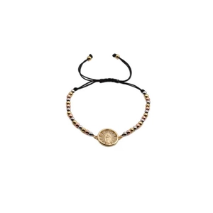 Verstellbares Boho-Armband mit goldener Marien-Medaille und dreifarbigen Perlen