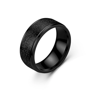 Gros plan sur la bague noire en acier inoxydable, finition dépolie et bords polis brillants