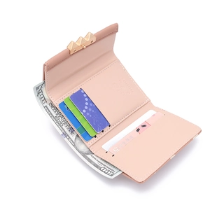 Detailansicht der rosa gefalteten Brieftasche mit Kartenfächern und goldener Krone