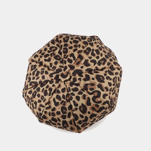 Classic leopard print newsboy cap with octagonal拼接 design and top button detail
