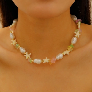 Girocollo boho con stelle marine, perle e pietre colorate per donne in spiaggia