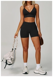 Détail de l'ensemble short de yoga taille en V sans couture et brassière de sport noire