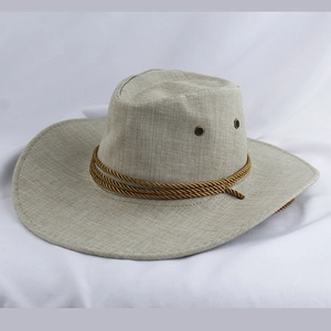 Détail du chapeau de cow-boy beige en coton et lin avec corde tressée et œillets