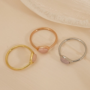 Trois bagues minimalistes en acier inoxydable 316 avec pierres en cristal rose, doré et argenté