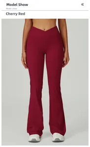 Vue de face du pantalon de yoga évasé rouge cerise avec taille haute croisée en V