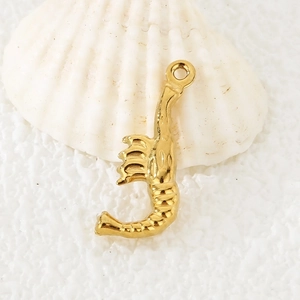 Vue détaillée d'un pendentif hippocampe doré sur un coquillage blanc pour bijoux