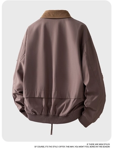Dettaglio del retro di una giacca casual da uomo con colletto marrone e coulisse
